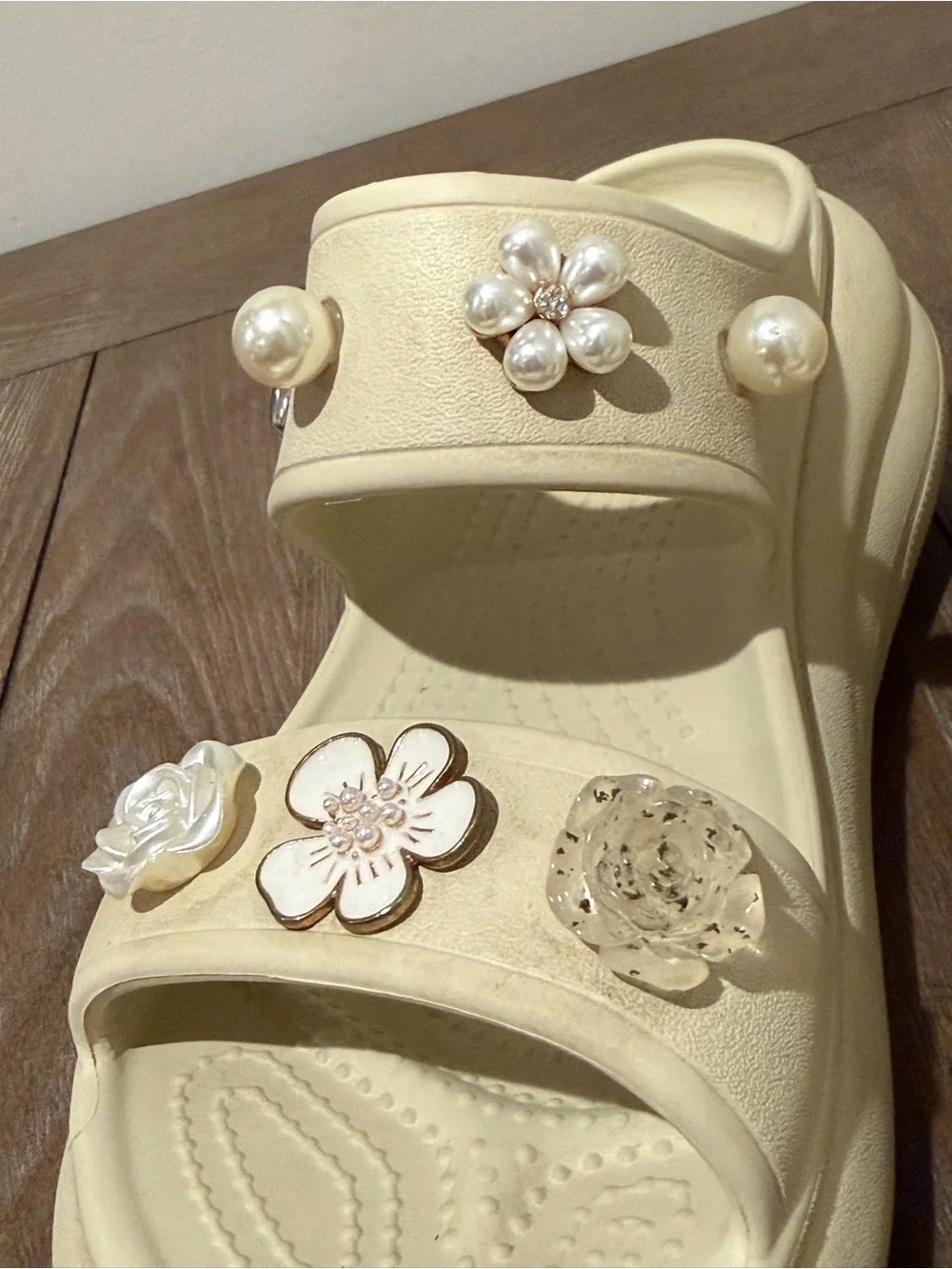 Crocs Mega Crush Platform Sandal Cream Women's Sz 8 flower pearls Jibbits bridal